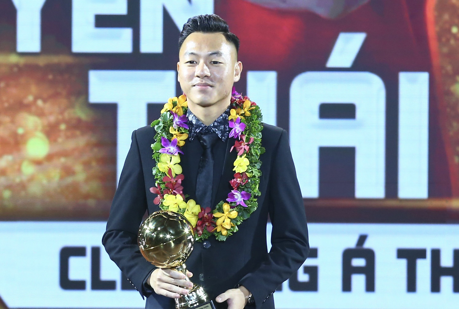Nguyen Thai Son receives the Best Young Male Player Award, February 19, 2024. Photo: Quang Thinh / Tuoi Tre