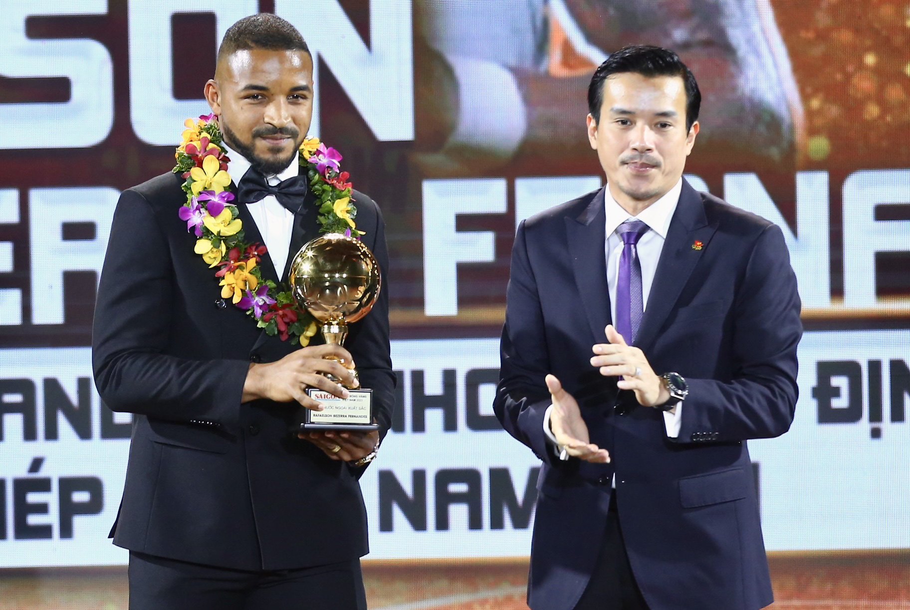 Brazilian striker Rafaelson Bezerra Fernandes (L) receives the Best Foreign Player Award, February 19, 2024. Photo: Quang Thinh / Tuoi Tre