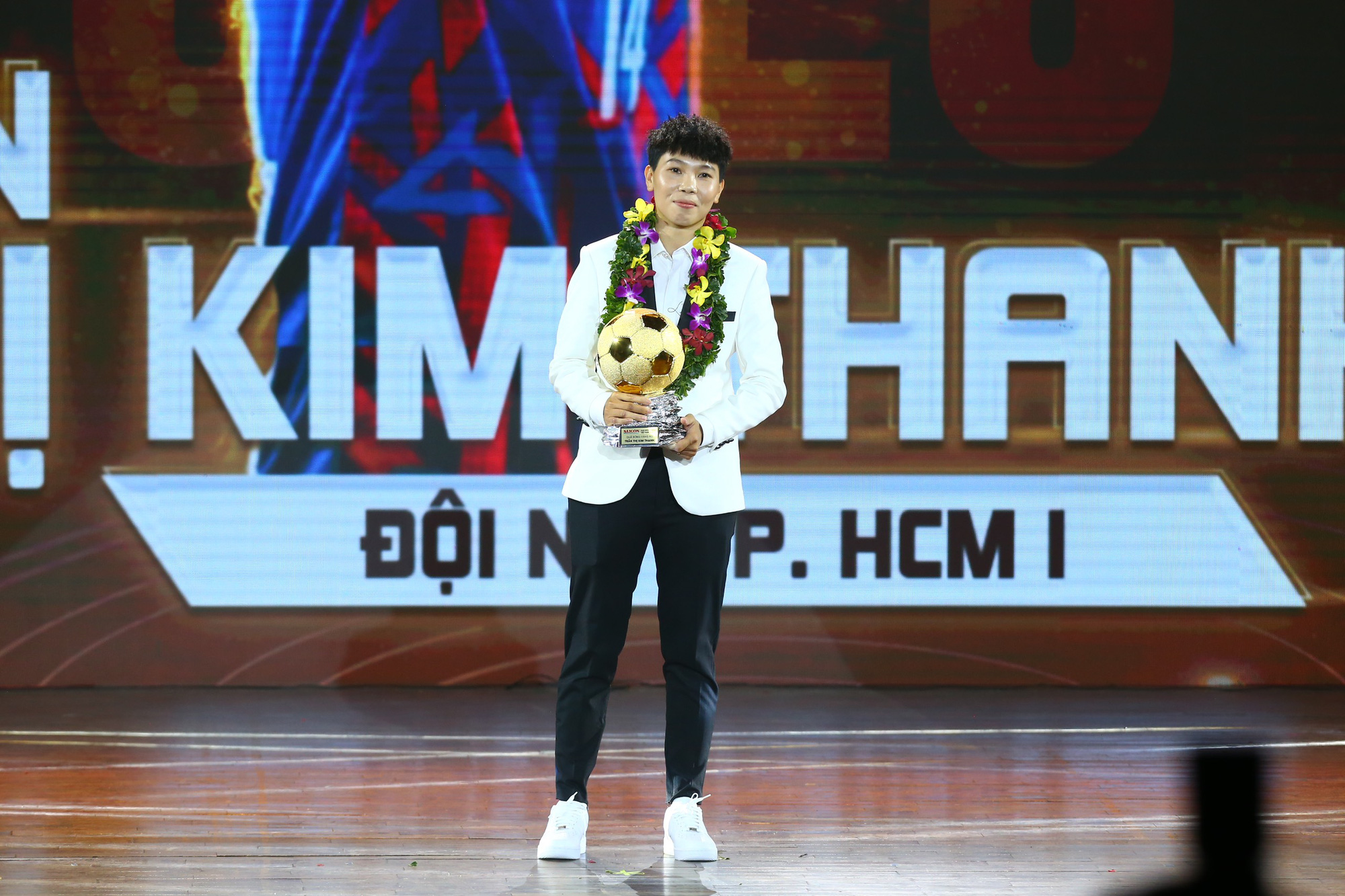 Goalkeeper Tran Thi Kim Thanh wins the 2023 Vietnam Golden Ball Award at a ceremony held in Ho Chi Minh City, February 19, 2024. Photo: Quang Thinh / Tuoi Tre