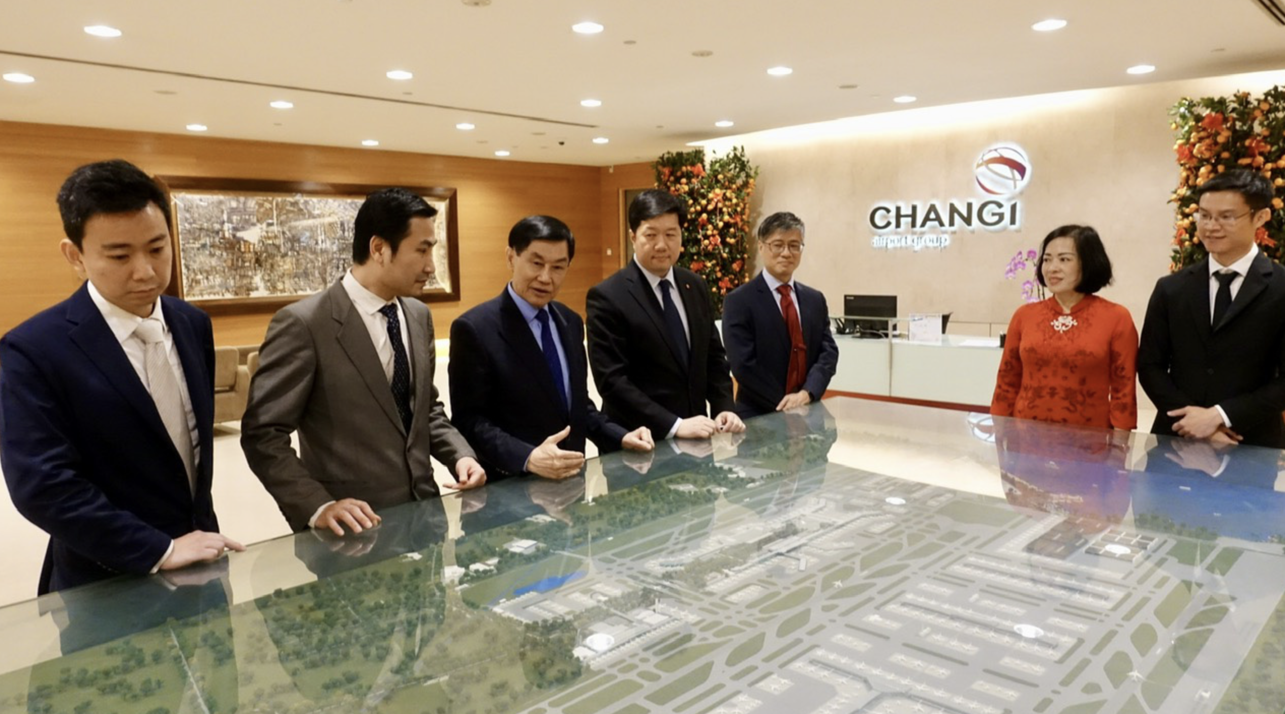 Johnathan Hanh Nguyen (L, third), investor of Cam Ranh International Airport in Khanh Hoa Province, south-central Vietnam, discusses the operation model at Changi Airport in Singapore with some partners. Photo: C.R. / Tuoi Tre