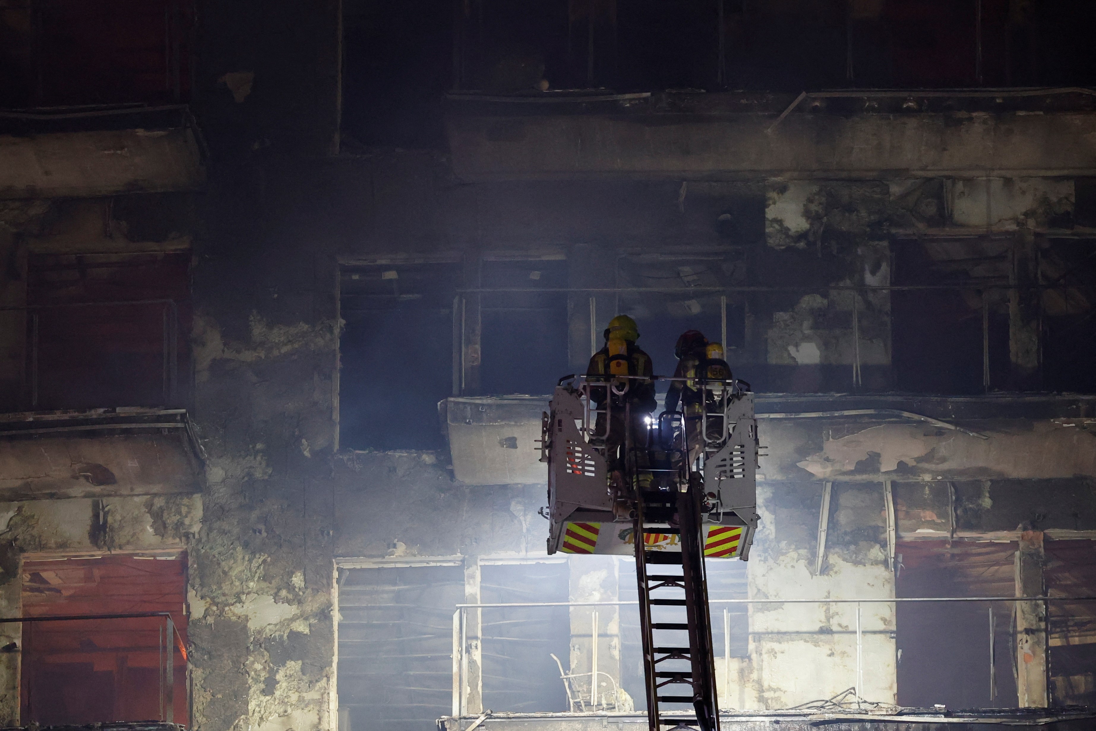Firefighters work at the scene of a fire on an apartment building in Valencia, Spain February 22, 2024. Photo: Reuters