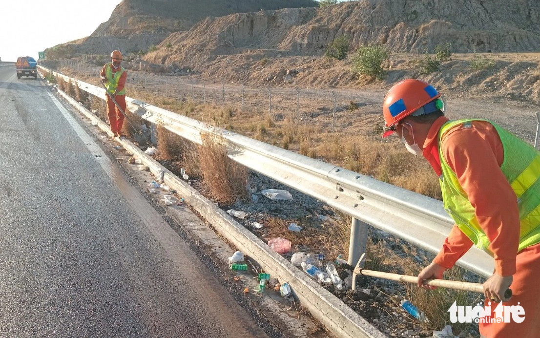 Environment workers collect garbage littered along the Vinh Hao-Dau Giay Expressway, connecting Vietnam’s south-central and southern regions. Photo: Duc Trong / Tuoi Tre