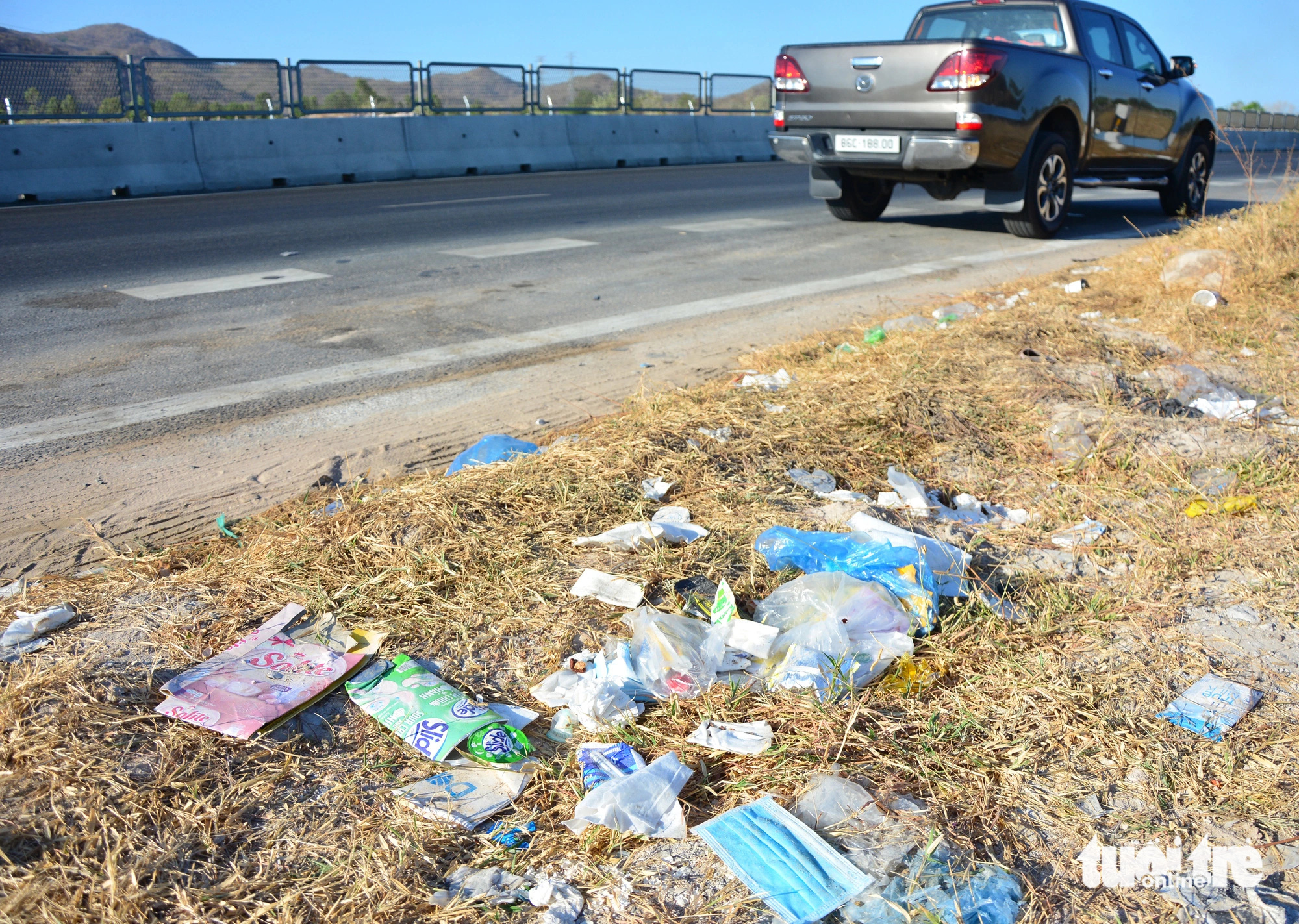 Trash litters the Vinh Hao-Dau Giay Expressway, connecting Vietnam’s south-central and southern regions. Photo: Duc Trong / Tuoi Tre
