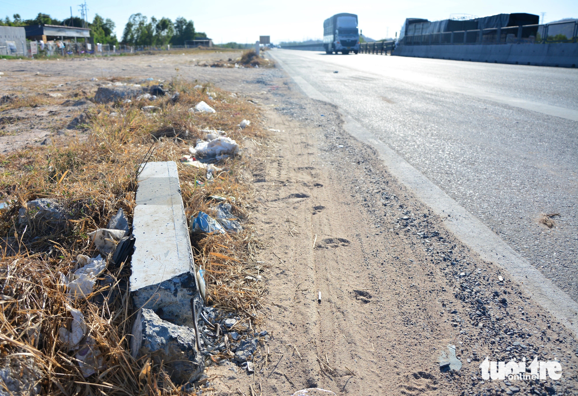 Trash litters the Vinh Hao-Dau Giay Expressway, connecting Vietnam’s south-central and southern regions. Photo: Duc Trong / Tuoi Tre