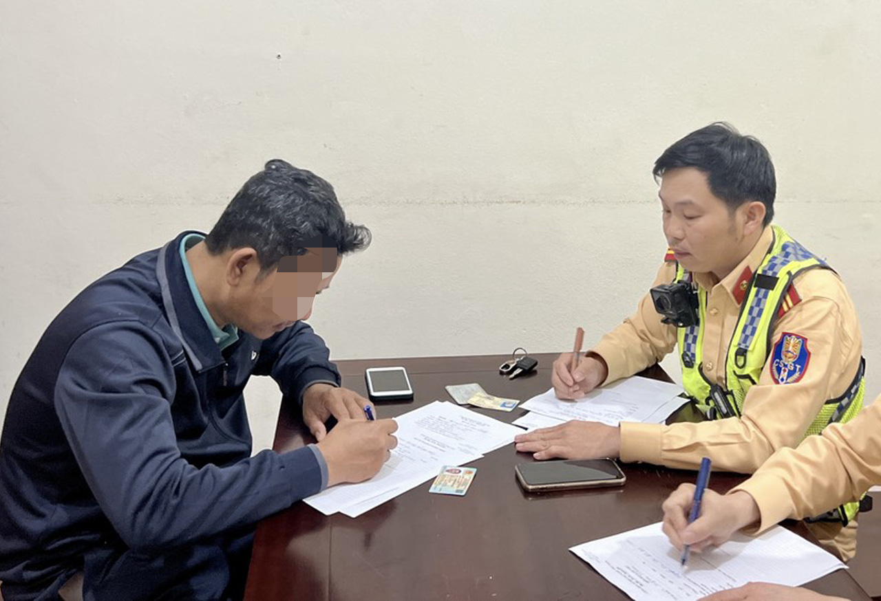 Driver P.V.S. (L) fills out a report for driving in the wrong direction on the Nghi Son-Dien Chau Expressway in north-central Vietnam, February 20, 2024. Photo: Supplied