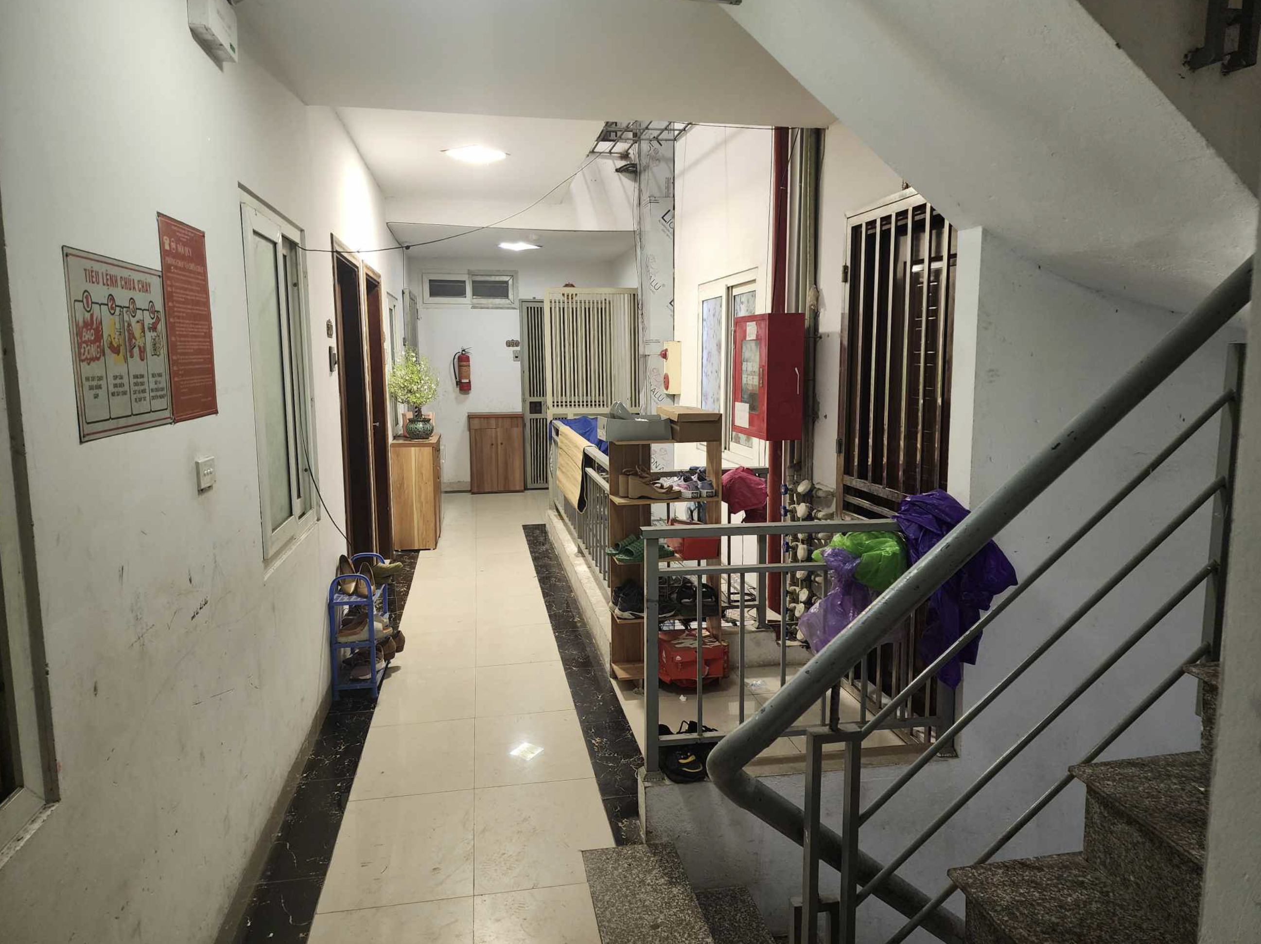 Some 60 households in an apartment building were evacuated on February 24, 2024 after cracks were found on several pillars on the ground floor of the block. Photo: Quang Vien / Tuoi Tre