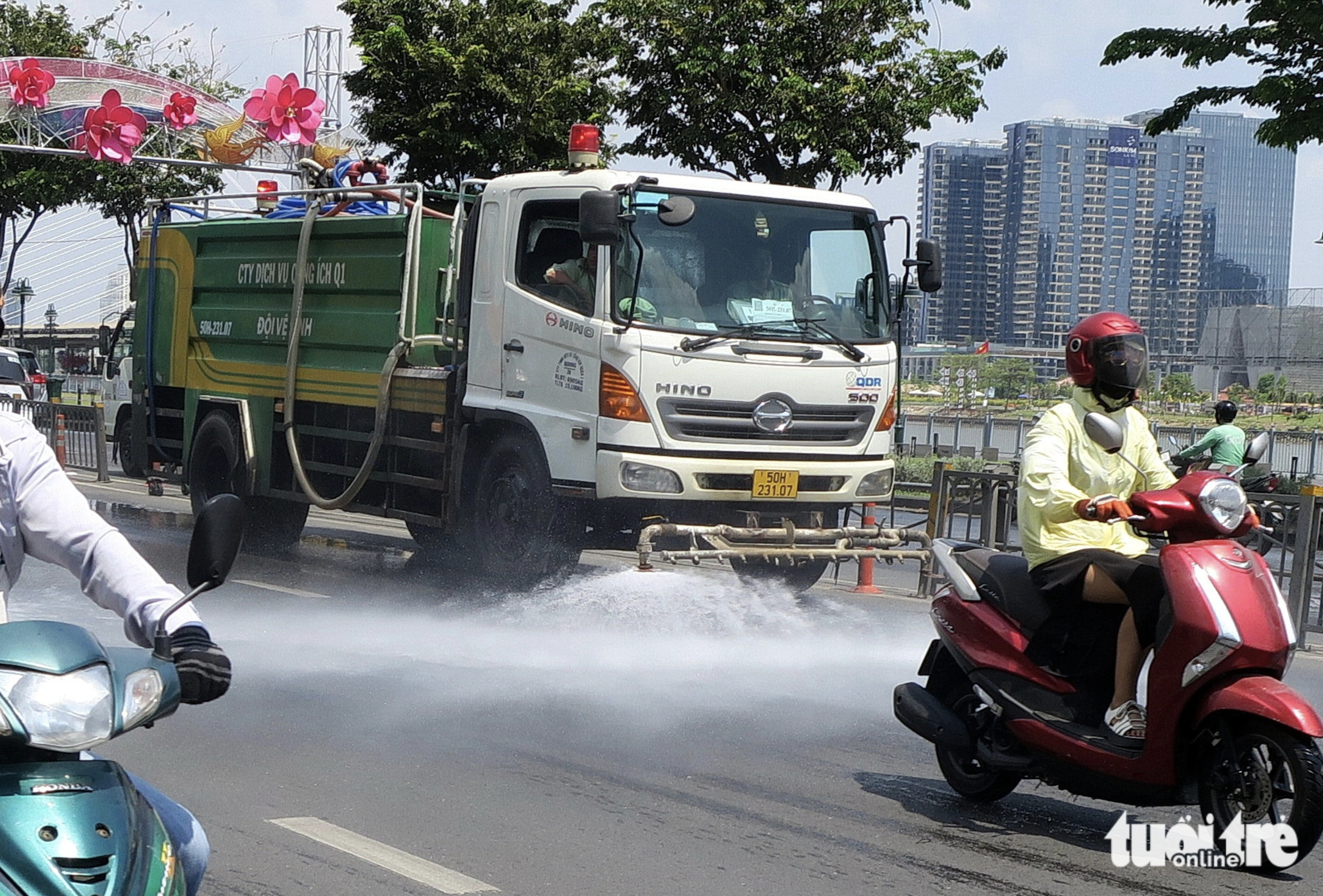 A truck sprays water to cool a local street in Ho Chi Minh City. Photo: T.T.D. / Tuoi Tre