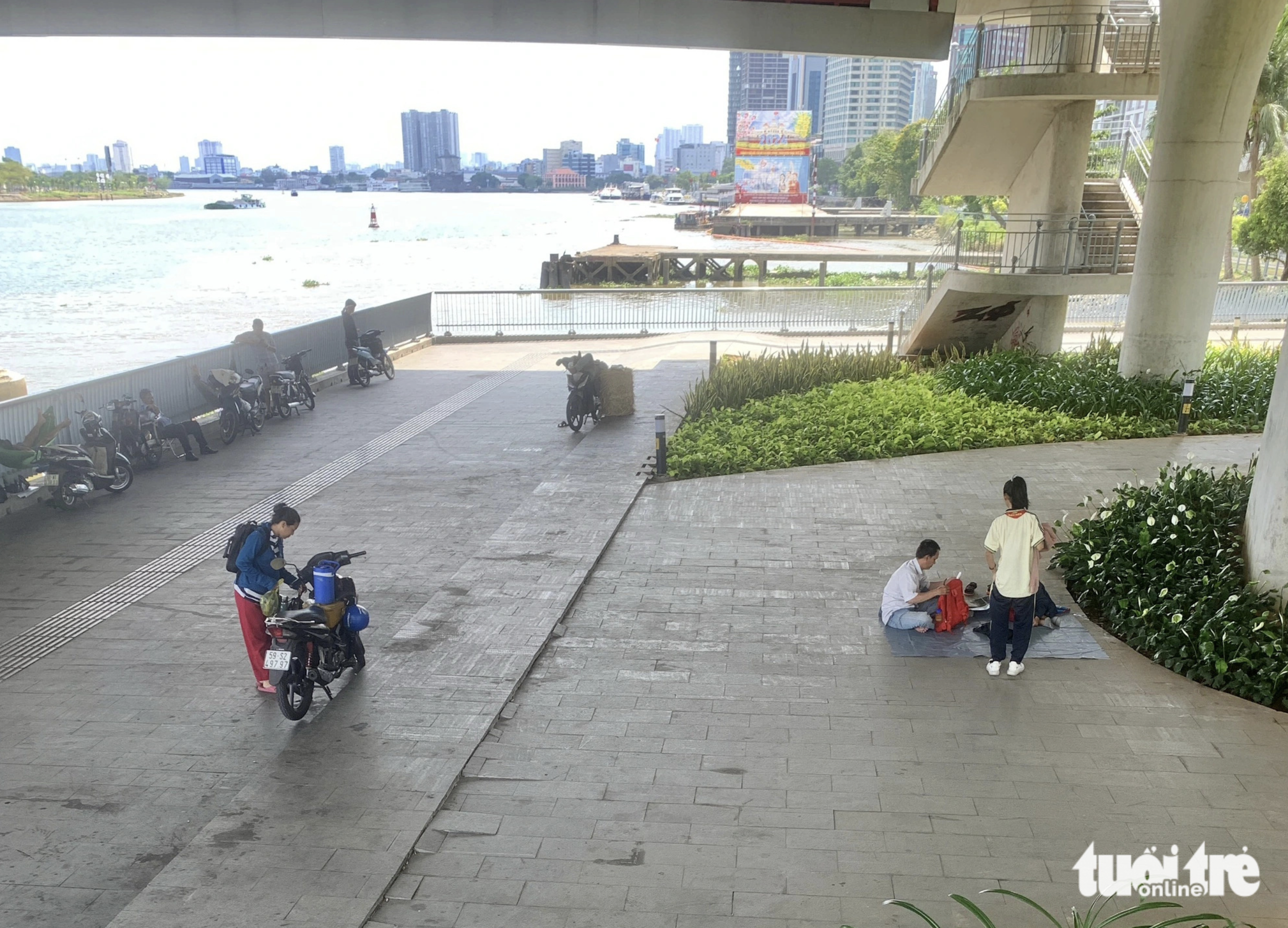 Many people spread out sleeping plastic sheets to take a nap under Ba Son Bridge in District 1, Ho Chi Minh City to shun sizzling temperatures. Photo: T.T.D. / Tuoi Tre