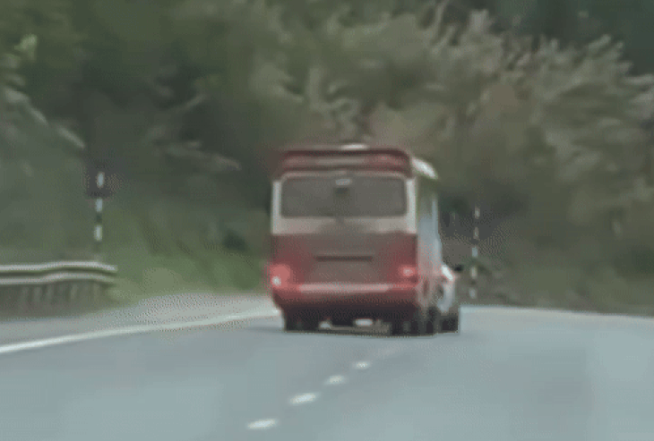 Bus repeatedly hits police car after being asked to stop for excessive speed in Vietnam