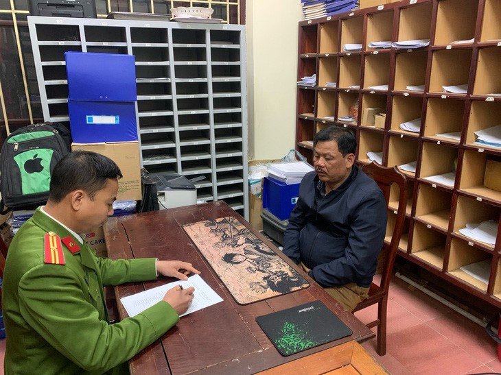 Nguyen Van Giang, a 50-year-old resident in Bac Ninh Province, also in northern Vietnam, the bus driver (R), at the police station. Photo: Supplied