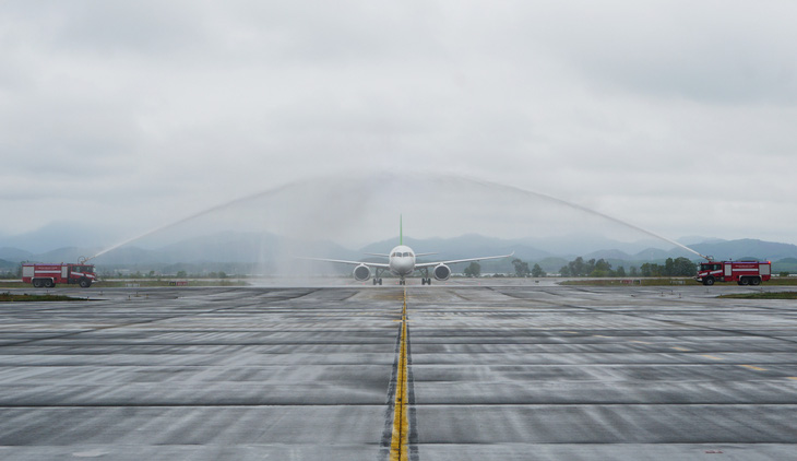 China’s C919 passenger aircraft receives a ceremonial water cannon salute upon its arrival at Van Don International Airport in Quang Ninh Province, northern Vietnam, February 26, 2024. Photo: T.Duong / Tuoi Tre