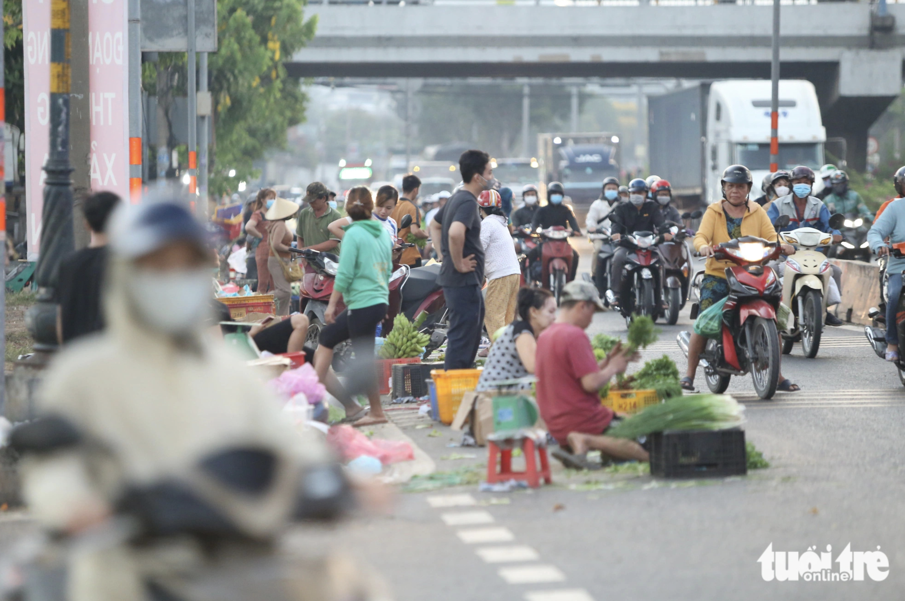 Vendors are pictured selling farm produce along National Highway 1 in Thu Duc City, Ho Chi Minh City. Photo: Minh Hoa / Tuoi Tre
