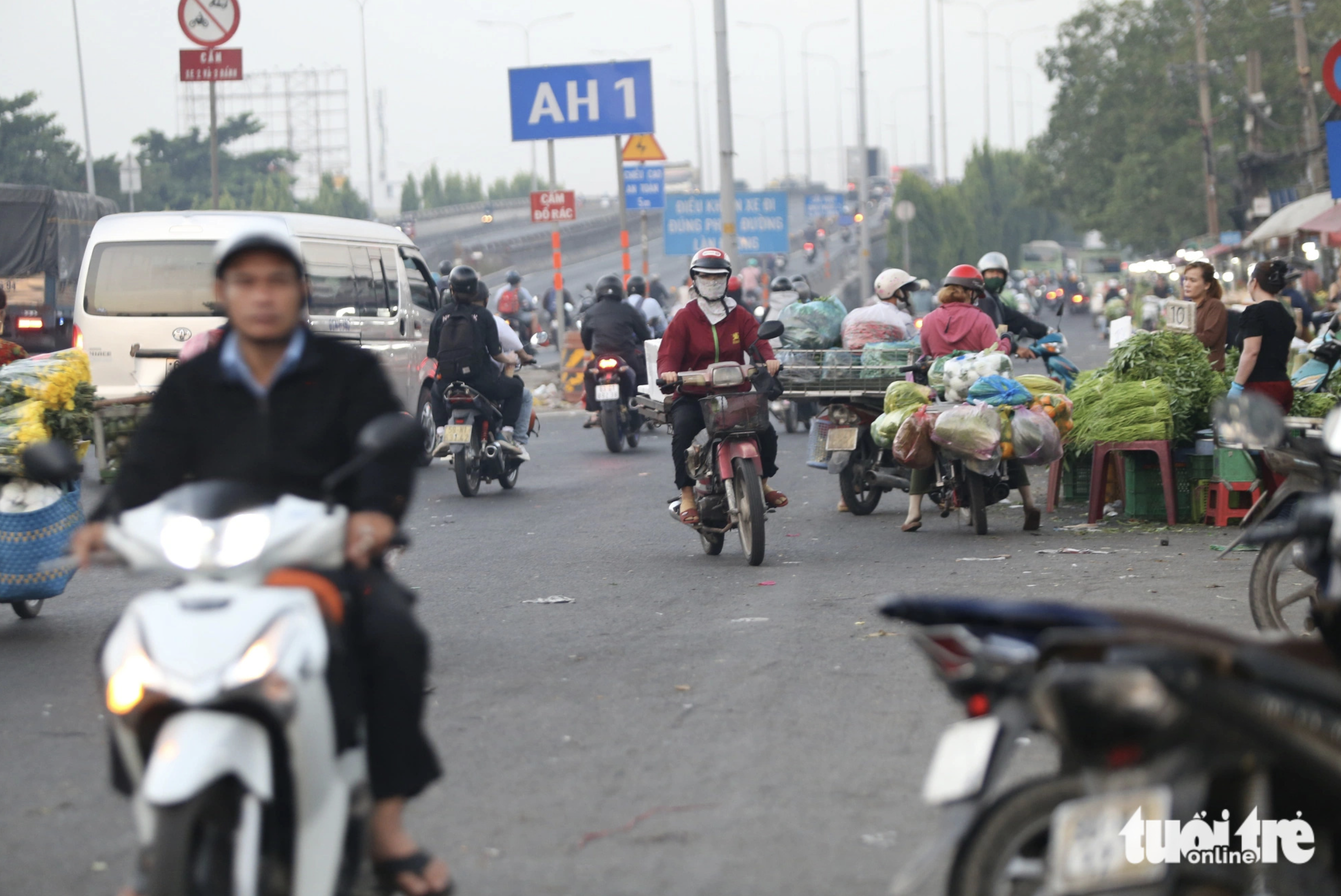 Many locals in Thu Duc City lament that wrong-way driving is rampant on the section of National Highway 1 in front of Thu Duc Wholesale Market. Photo: Minh Hoa / Tuoi Tre