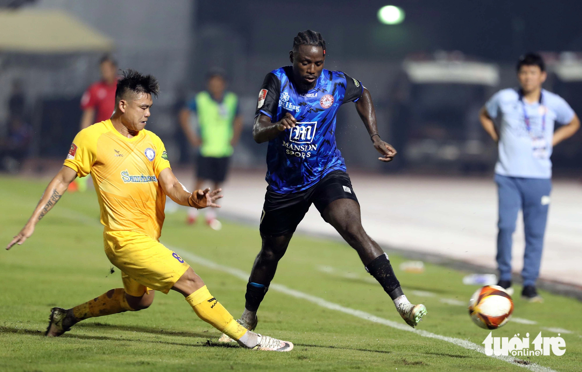Former French national team player Paul-Georges Ntep (R) in action during the game between Ho Chi Minh City FC and Sanna Khanh Hoa FC in Ho Chi Minh City, October 22, 2023. Photo: N.K. / Tuoi Tre