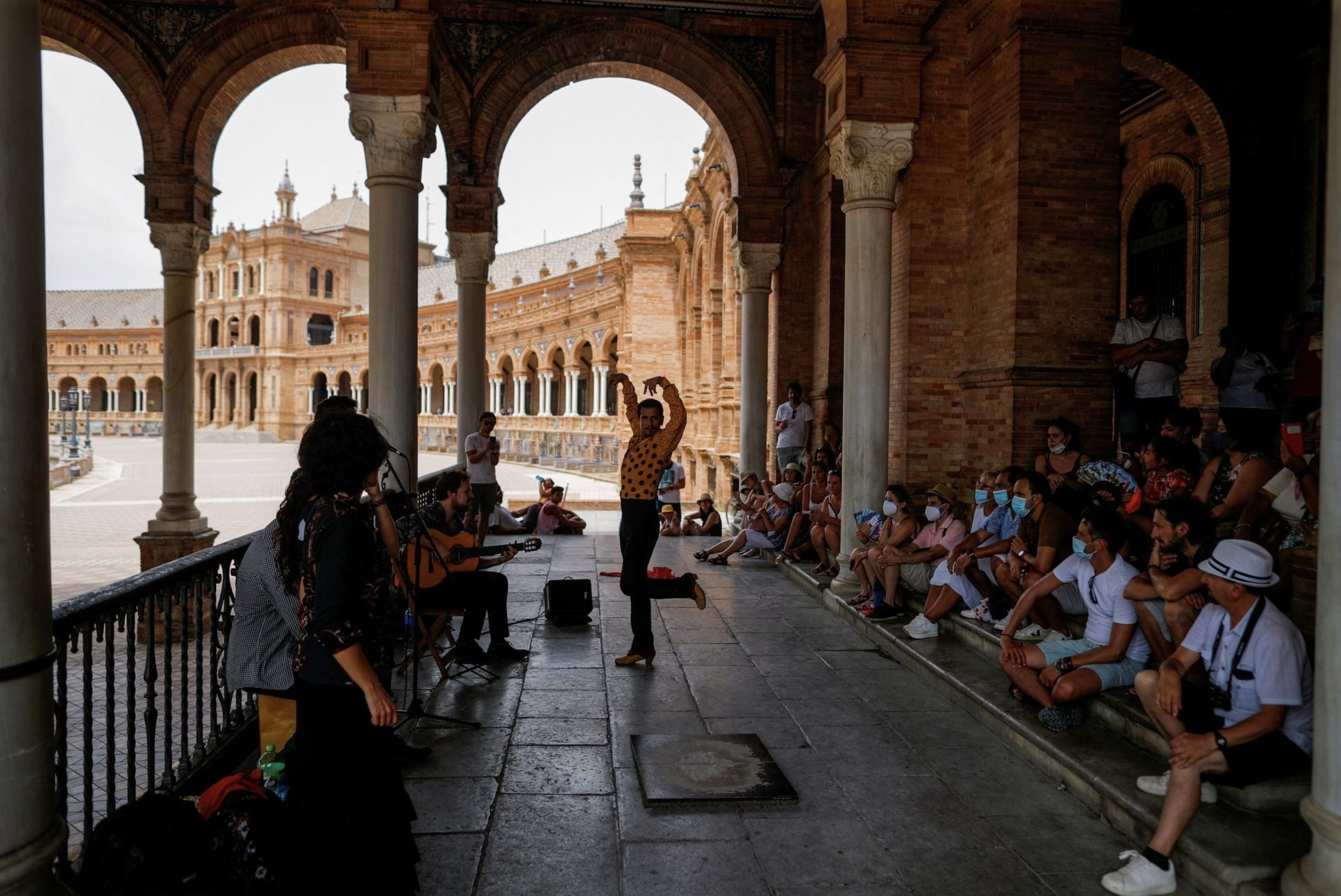 A flamenco artist dances for tourists at the Plaza de Espana (Spain square), as a heatwave hits Spain, in Seville, southern Spain, August 13, 2021. Photo: Reuters