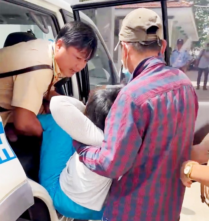 Traffic police officers save woman suffering stroke in southern Vietnam