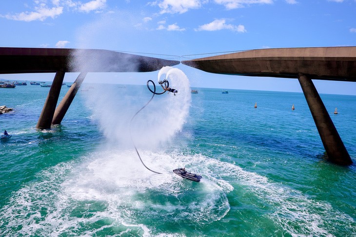 Acrobatic displays in the air during a flyboard performance thrill spectators. Photo: M.H. / Tuoi Tre