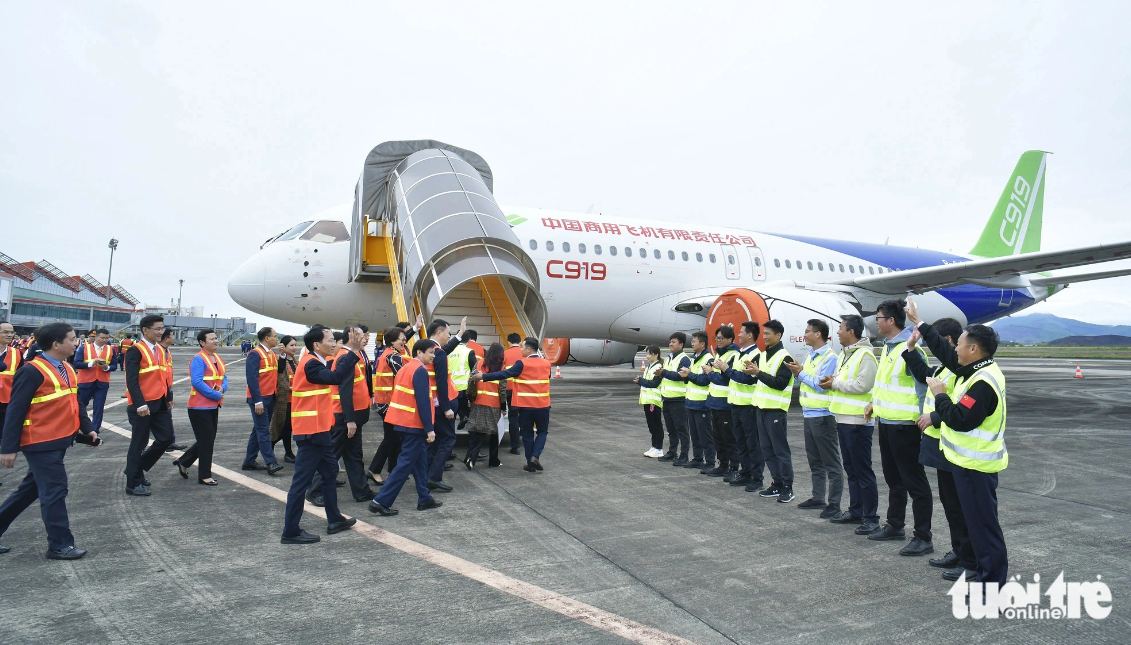 Guests explore the interior of the C919 China-made aircraft at Van Don International Airport in Quang Ninh Province on February 27, 2024.  Photo: T. Duong / Tuoi Tre