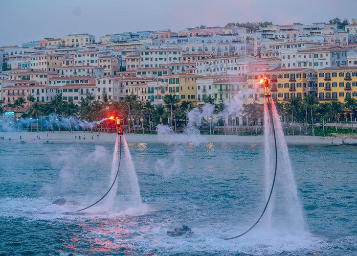 A flyboard display in association with light. Photo: M.H. / Tuoi Tre