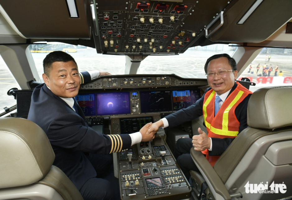 Cao Tuong Huy (R), chairman of the Quang Ninh Province People’s Committee, sits inside the flight deck of a Chinese aircraft. Photo: T. Duong / Tuoi Tre