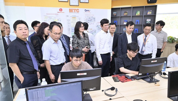 Attendees at the MoU signing between Saigon Hi-Tech Park and Siemens EDA visit the Electronics and Semiconductor Center at SHTP on February 27, 2024. Photo: SHTP