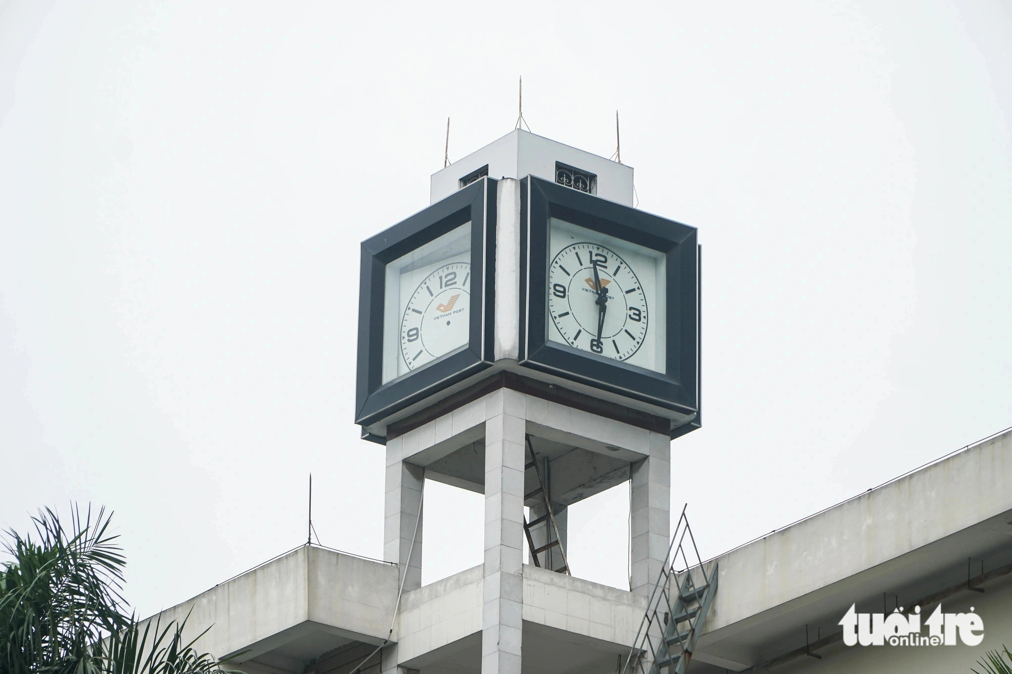 Dead four-faced street clock left neglected for years in Hanoi