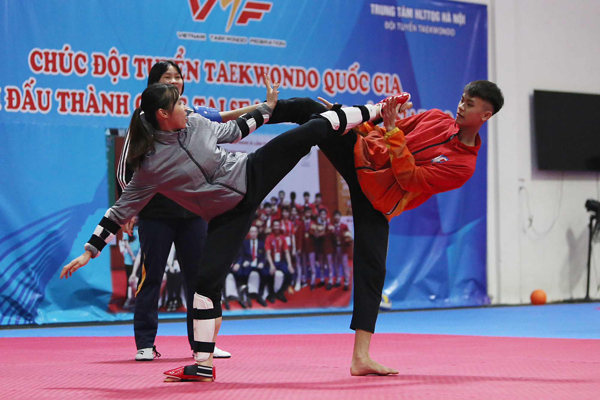 Vietnamese taekwondo athlete Truong Thi Kim Tuyen (L) trains with a teammate in Hanoi, February 2024. Photo: Hoang Tung / Tuoi Tre