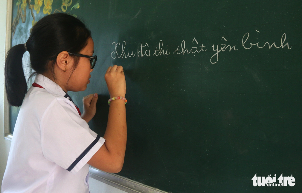 Phuong is a kind, caring and excellent student. She is eager to participate in all school programs. Photo: Nguyen Hoang / Tuoi Tre