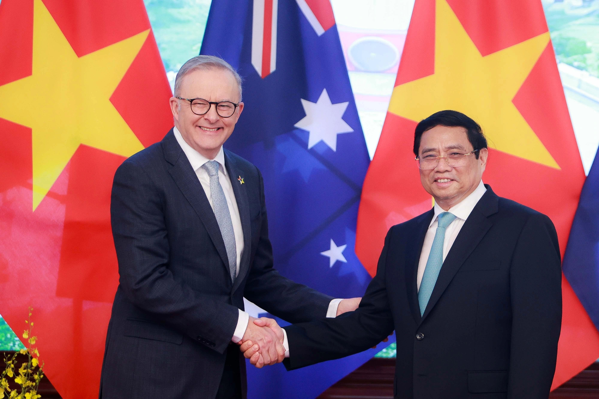Vietnamese Prime Minister Pham Minh Chinh (R) shakes hands with his Australian counterpart Anthony Albanese, Hanoi, June 2023. Photo: Nguyen Khanh / Tuoi Tre