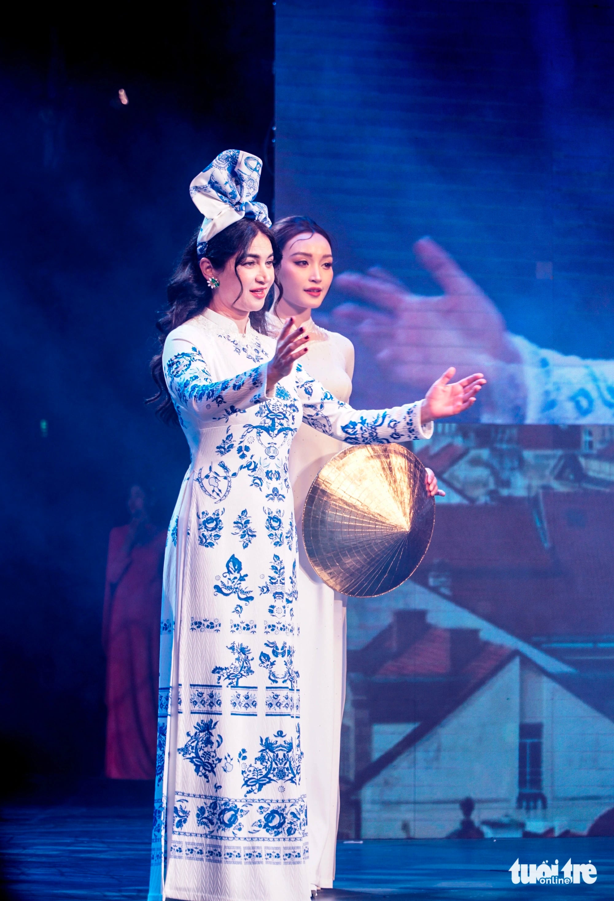 Czech Ambassador’s wife is seen in Vietnamese ao dai at an event in Hanoi on February 29, 2024. Photo: Nguyen Hien / Tuoi Tre News
