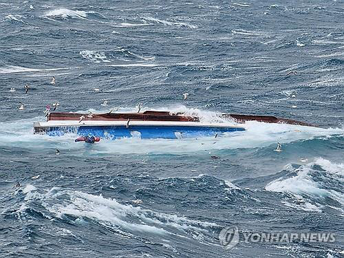 5 Vietnamese rescued in fatal fishing boat accident in S.Korea