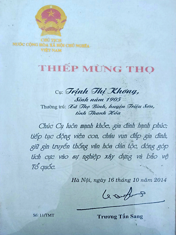 The then Vietnamese State President Truong Tan Sang's birthday card issued in 2014 confirms that Trinh Thi Khong was born in 1905. Photo: Tuoi Tre