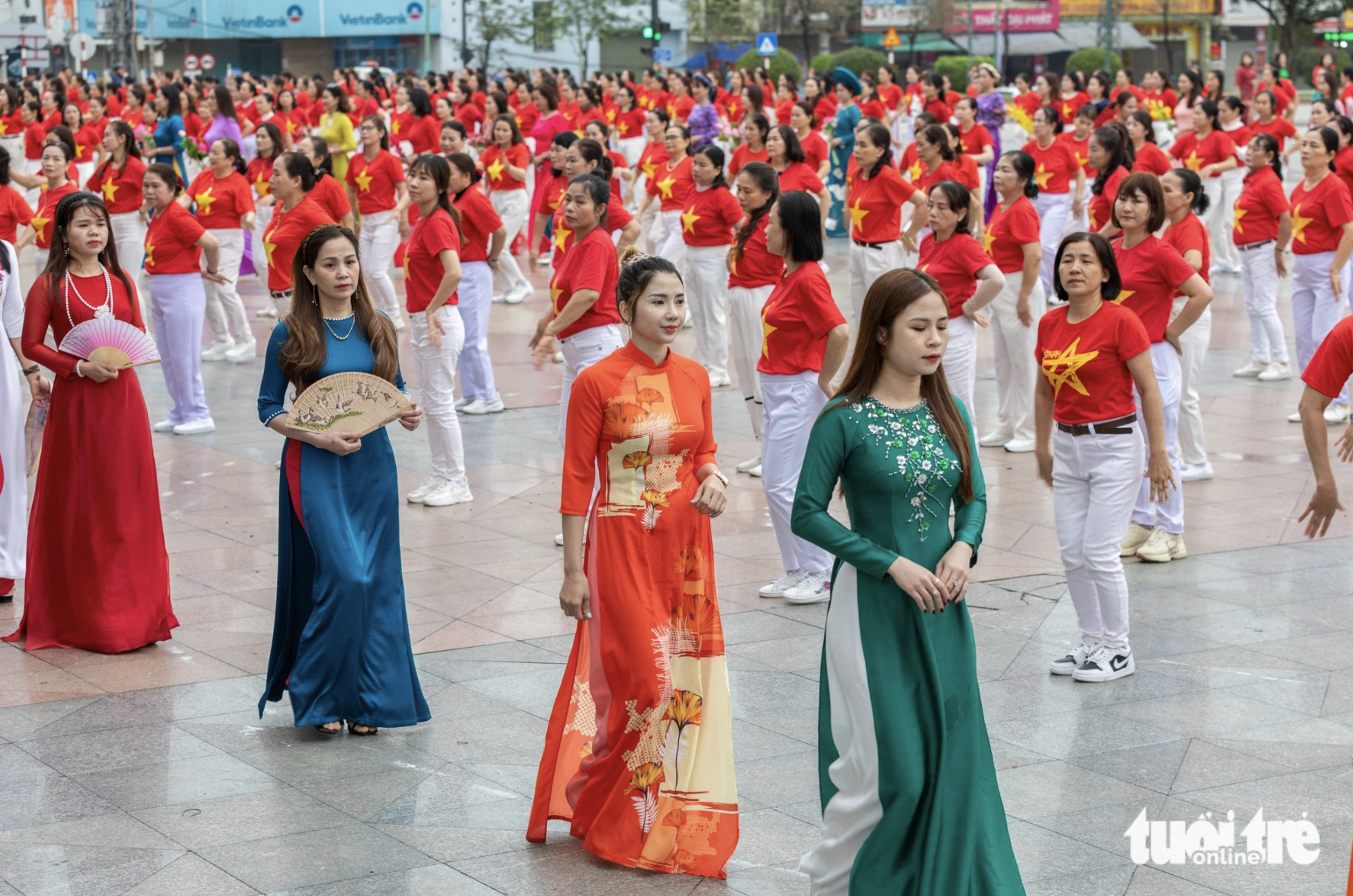 Over 1,000 Vietnamese women join dance ensemble to celebrate Int’l Women’s Day