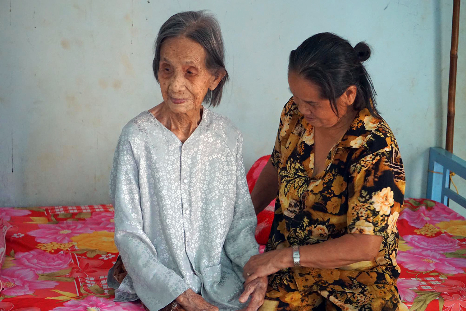 Trinh Thi Khong (L) and her 81-year-old daughter Do Thi Minh (R) in Dong Nai Province, southern Vietnam. Photo: Binh An / Tuoi Tre