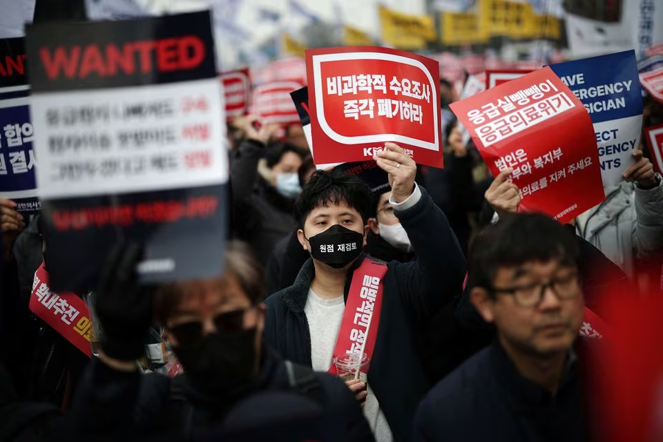 Doctors chant slogans during a rally to protest against government plans to increase medical school admissions in Seoul, South Korea, March 3, 2024. Photo: Reuters