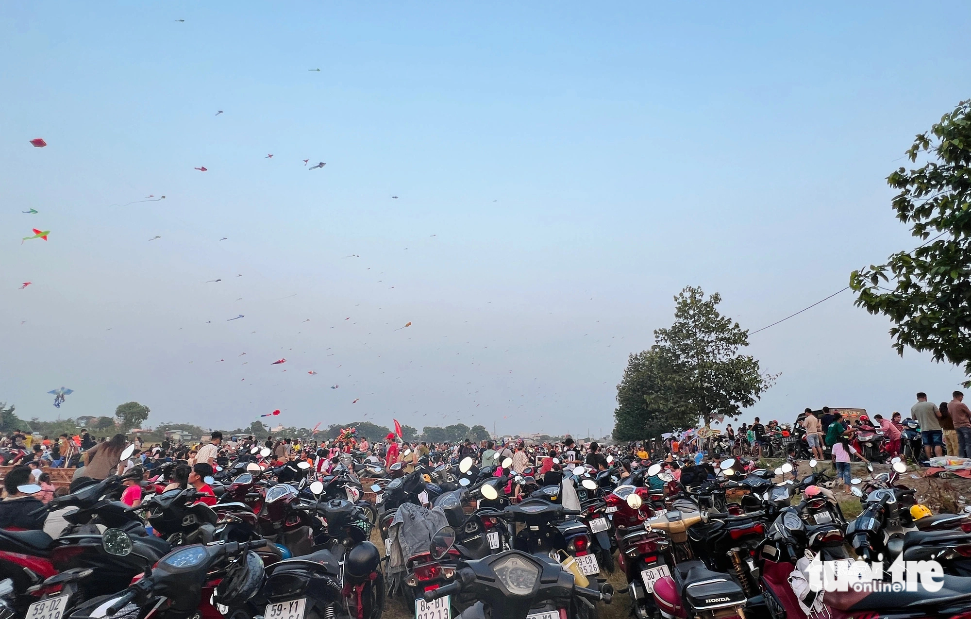 Motorbikes parked by kite fliers at a field along Nguyen Thi Danh Road in the suburban district of Hoc Mon, Ho Chi Minh City. Photo: Yen Trinh / Tuoi Tre