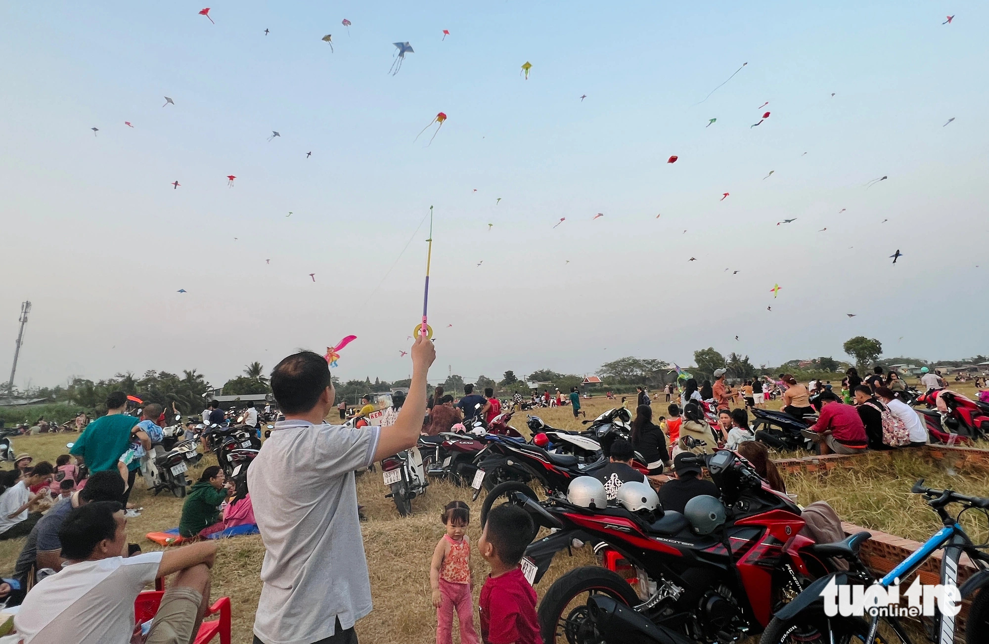 Kites fly above a field along Nguyen Thi Danh Road in the suburban district of Hoc Mon, Ho Chi Minh City. Photo: Yen Trinh / Tuoi Tre