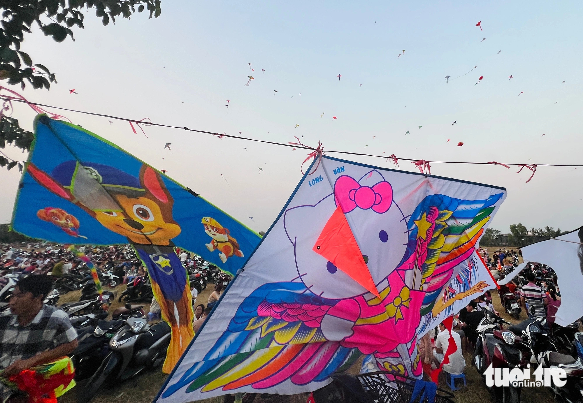A stall sells kites by a field along Nguyen Thi Danh Road in the suburban district of Hoc Mon, Ho Chi Minh City. Photo: Yen Trinh / Tuoi Tre