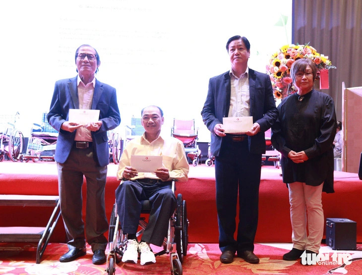 Wife of late Japanese PM Shinzo Abe donates wheelchairs to disabled in Da Nang