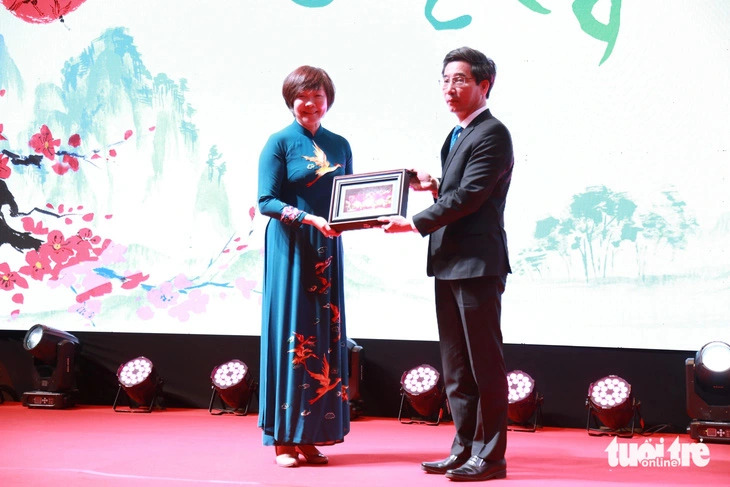 Akie Abe, the wife of late Japanese Prime Minister Shinzo Abe, receives a certificate of appreciation from a leader of central Vietnam’s Da Nang City on March 3, 2024. Photo: Doan Nhan / Tuoi Tre
