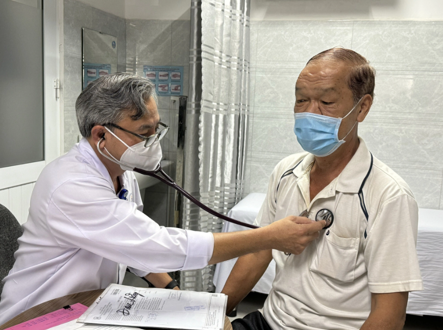 An elderly man received a medical checkup at Thong Nhat Hospital in Ho Chi Minh City due to the extreme heat. Photo: Thu Hien / Tuoi Tre