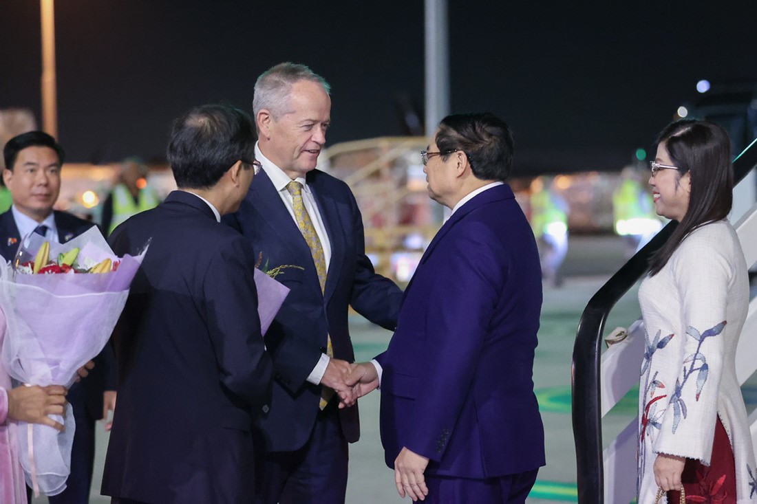 Australian Minister of Government Services shakes hand with visiting Vietnamese Prime Minister Pham Minh Chinh and his spouse arrived in Melbourne, Australia on March 4, 2024, Photo: Nhat Bac / Tuoi Tre