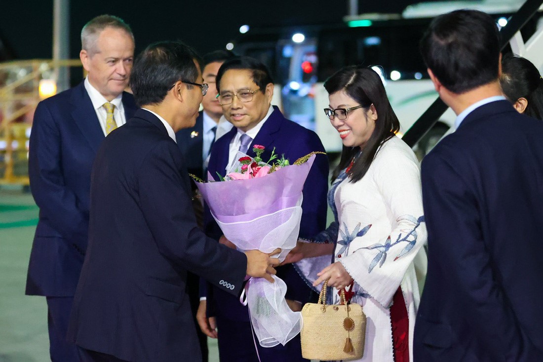 Vietnamese PM Pham Minh Chinh (3rd, R) and his spouse Le Thi Bich Tran are seen being welcomed with flowers at Melbourne Airport in Australia on March 4, 2024. Photo: Nhat Bac / Tuoi Tre News