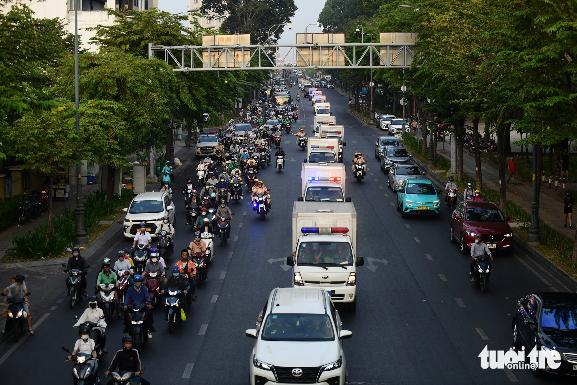 A vehicle procession transport the defendants in Truong My Lan's $12.5 billion fraud case on Hoang Van Thu Street in Ho Chi Minh City, March 5, 2024. Photo: Quang Dinh / Tuoi Tre