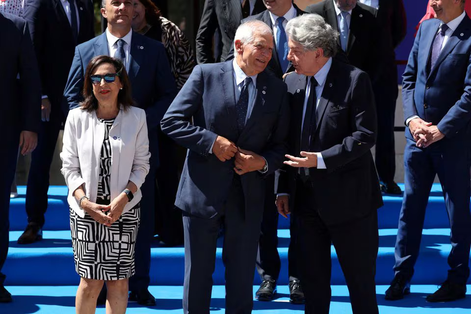 The EU High Representative for Foreign Affairs and Security Policy Josep Borrell speaks with acting Spain's Minister of Defence Margarita Robles and European Commissioner for Internal Market Thierry Breton ahead of posing for a family photo with other attendees during the informal EU ministerial meeting on defence in Toledo, Spain August 30, 2023. Photo: Reuters