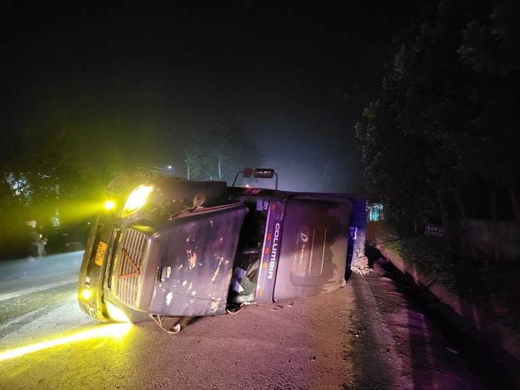 The truck container is seen overturned at the scene of the accident after it crashed into a sleeper bus on National Highway 2 on the early morning of March 5, 2024 in northern Vietnam’s Tuyen Quang Province. Photo: VNA