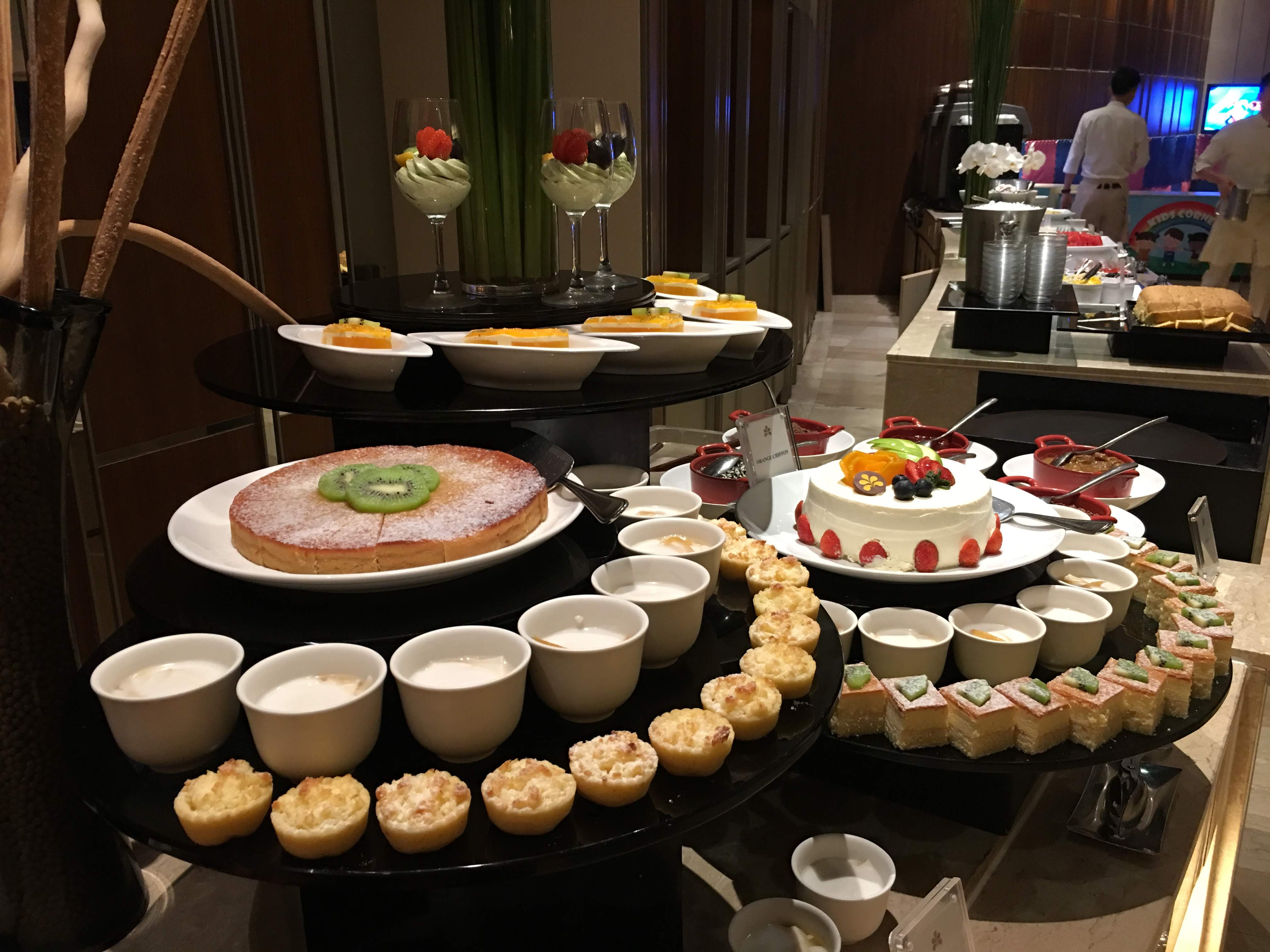 Cakes are dispalyed at a buffet restaurant in a five-star hotel in District 1, Ho Chi Minh City/ Photo: Dong Nguyen/ Tuoi Tre News