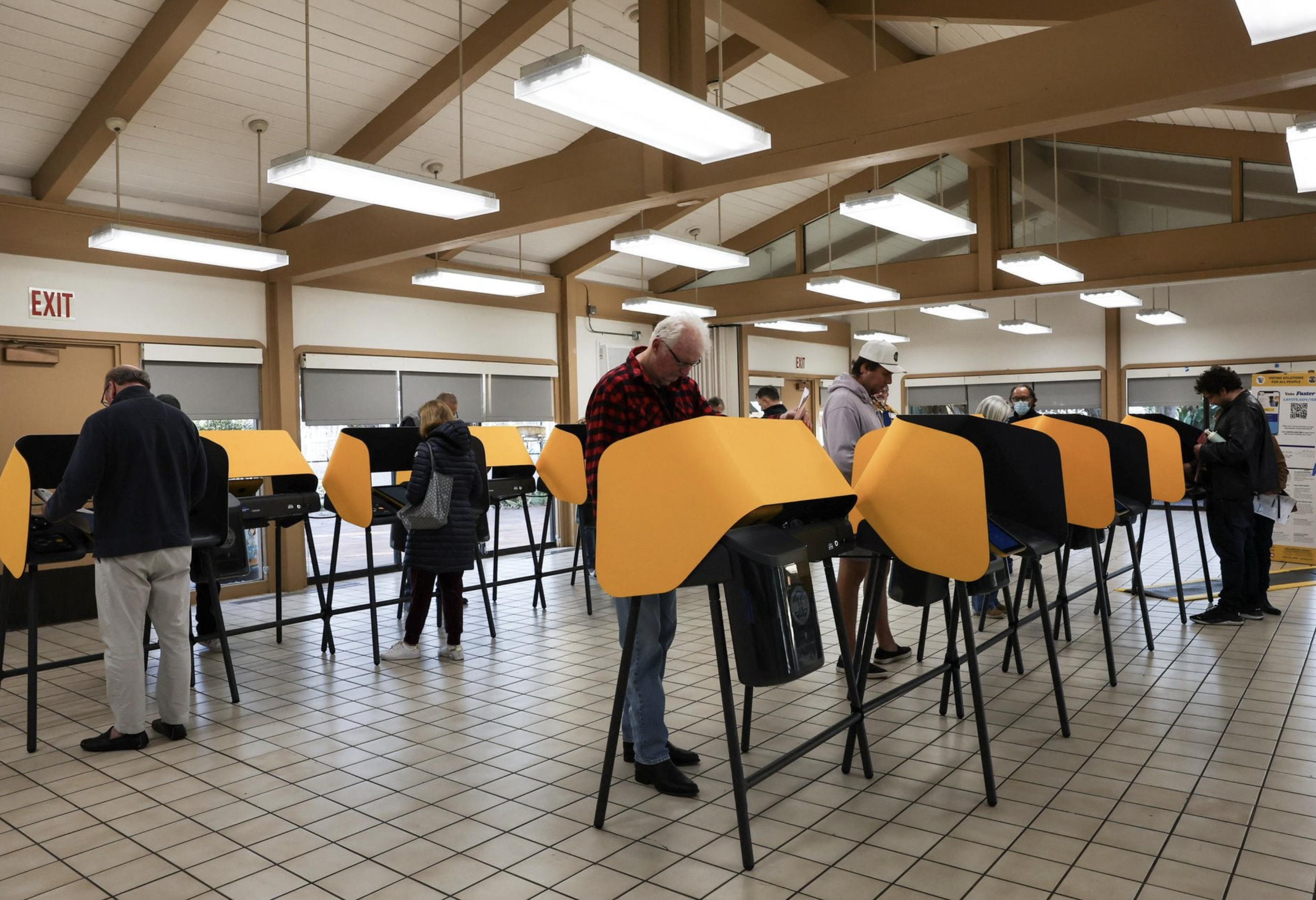 Voters cast their ballots at the Burton Chace Park polling center during the Super Tuesday primary election in Marina Del Rey, California, U.S., March 5, 2024. Photo: Reuters