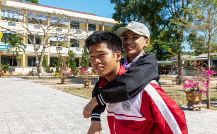 The two are good examples of friendship in a school in Quang Tri Province, north-central Vietnam. Photo: Hoang Tao / Tuoi Tre