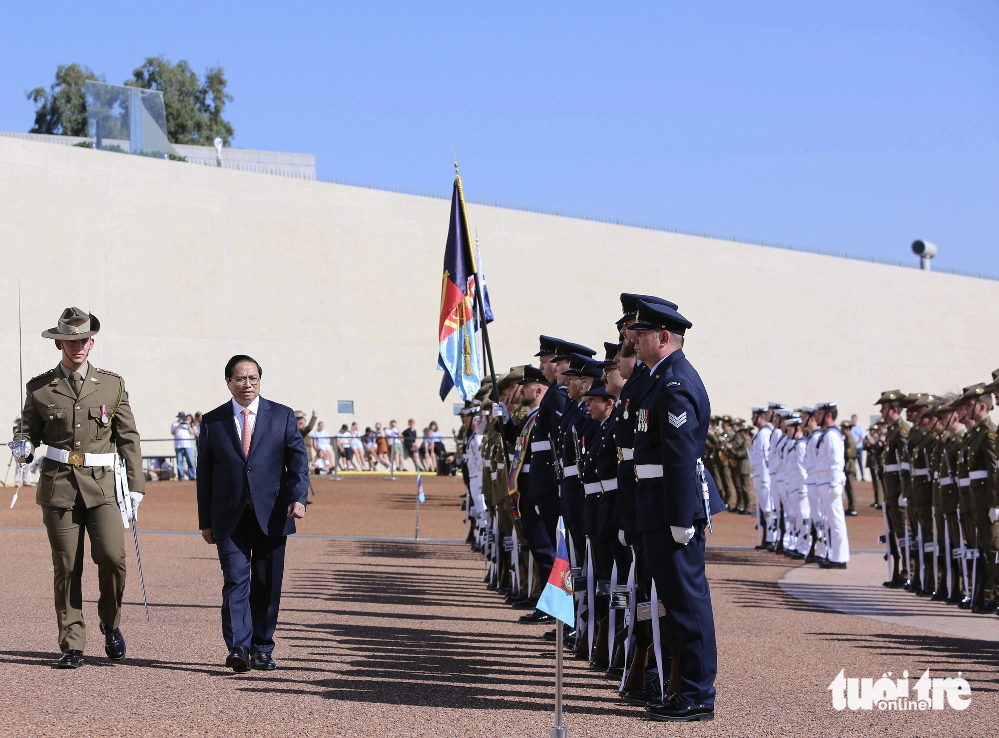 Vietnamese Prime Minister Pham Minh Chinh inspects the guard of honor in Canberra,  March 7, 2024. Photo: Duy Linh / Tuoi Tre